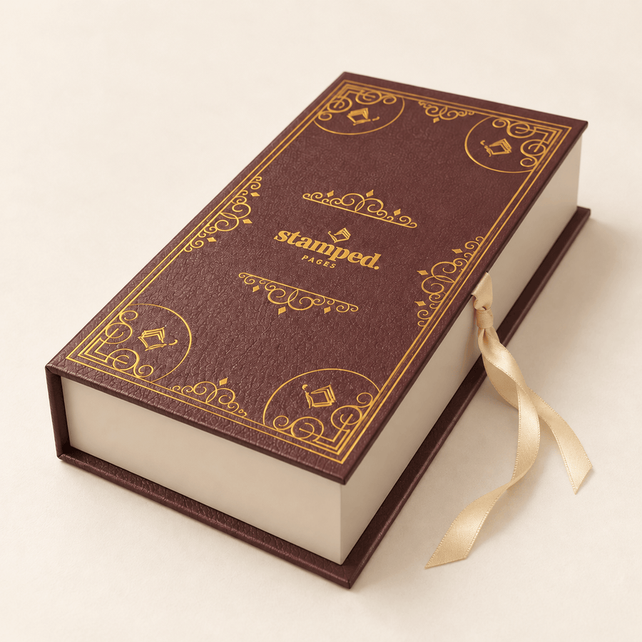 La caja de recuerdos en forma de libro con un lazo dorado claro